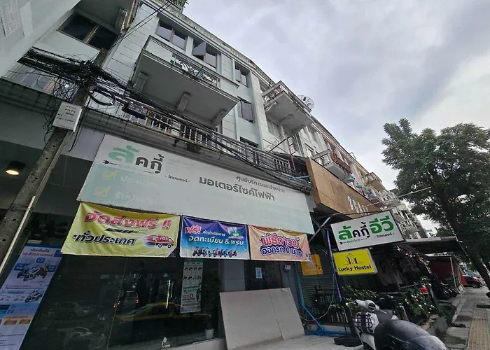 Sukhum Huai Khwang Hostel *