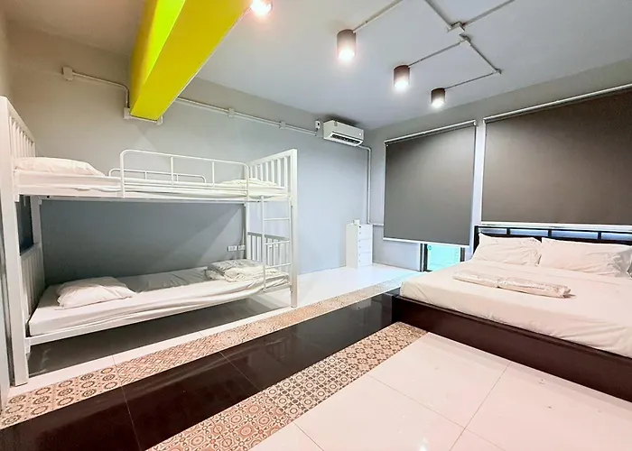 Sukhum Huai Khwang Hostel *