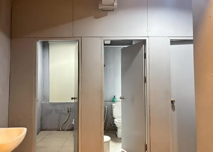 Sukhum Huai Khwang Hostel *