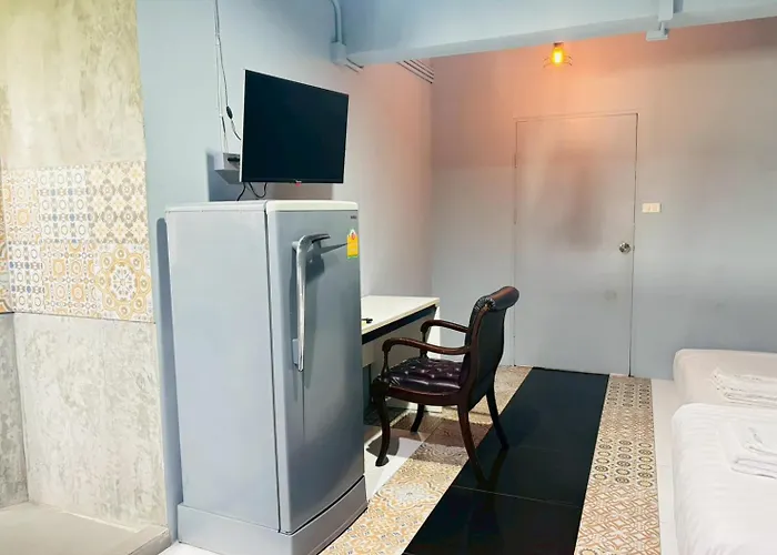 Sukhum Huai Khwang Hostel