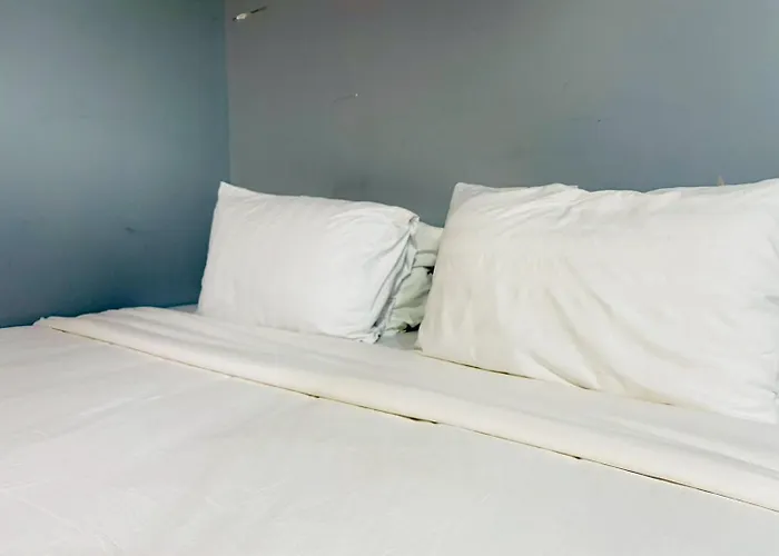 Sukhum Huai Khwang Hostel *