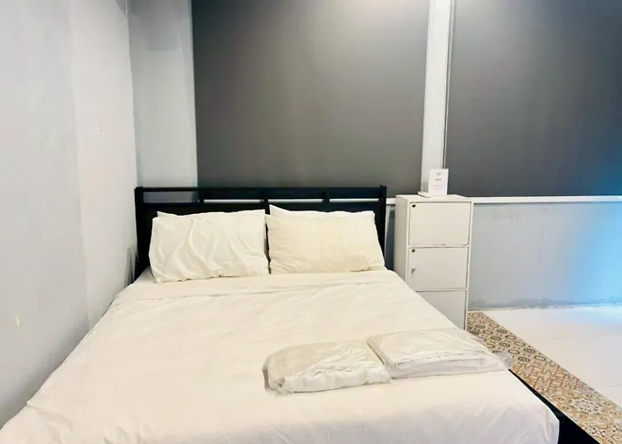 Sukhum Huai Khwang Hostel